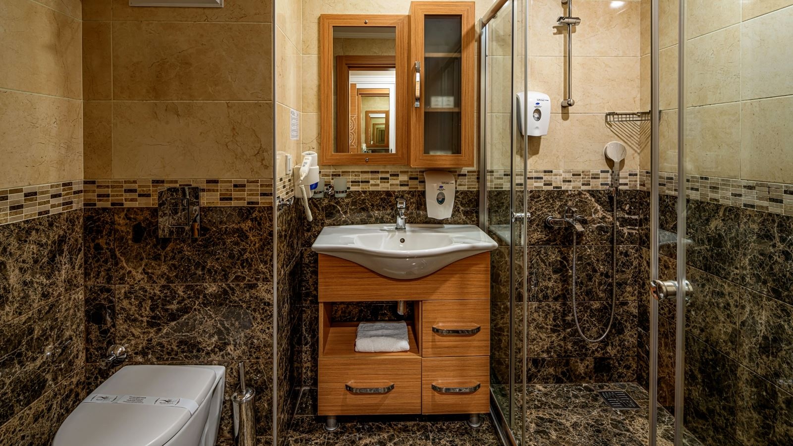 rooms-family-room-land-view