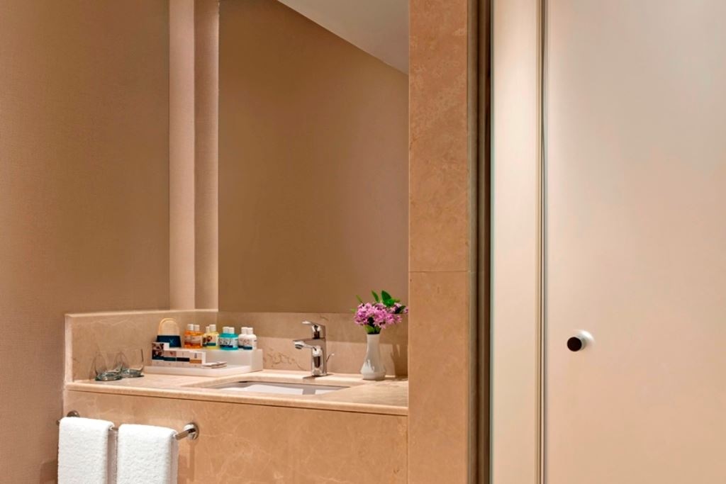 rooms-family-room-land-side