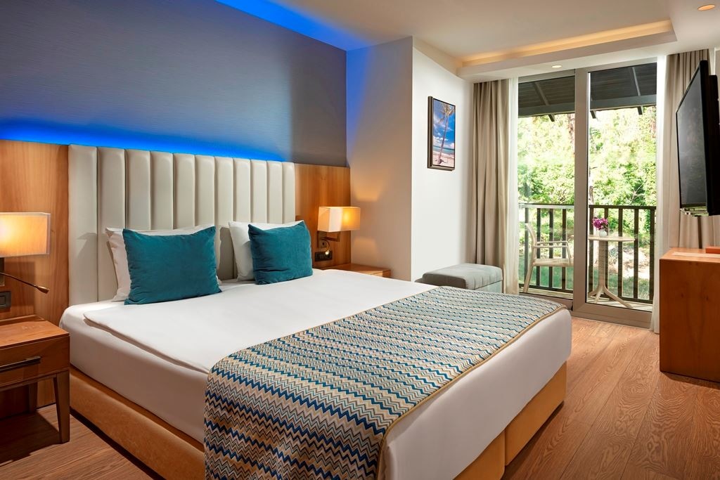 rooms-family-room-land-side