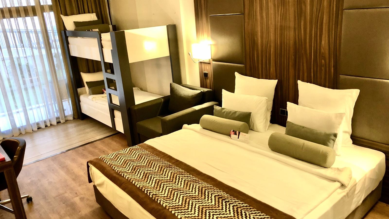 rooms-superior-bunkbed-room-land-view