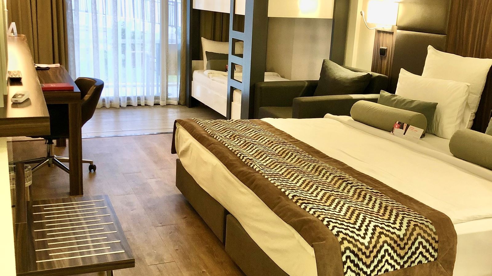 rooms-superior-bunkbed-room-land-view