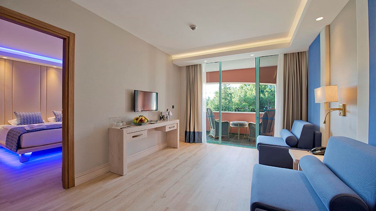 rooms-deluxe-suite-land-view