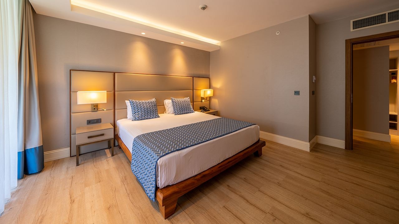 rooms-deluxe-family-room-land-side