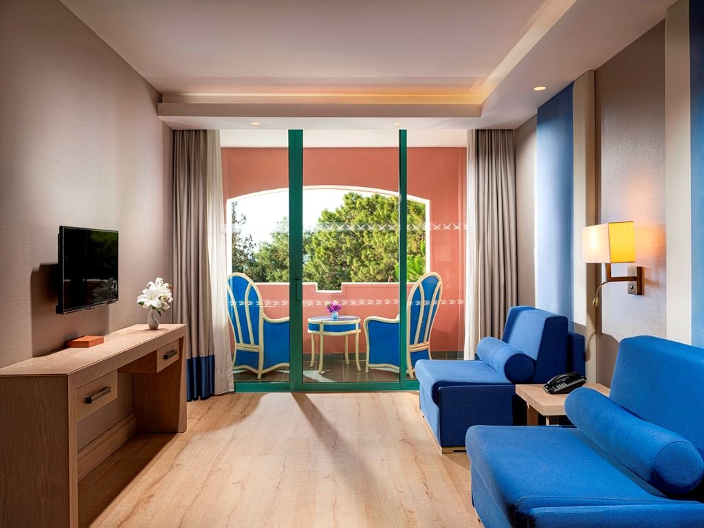 rooms-deluxe-suite-land-view