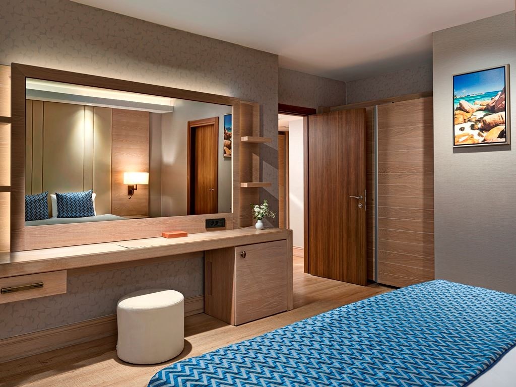 rooms-deluxe-family-room-land-side