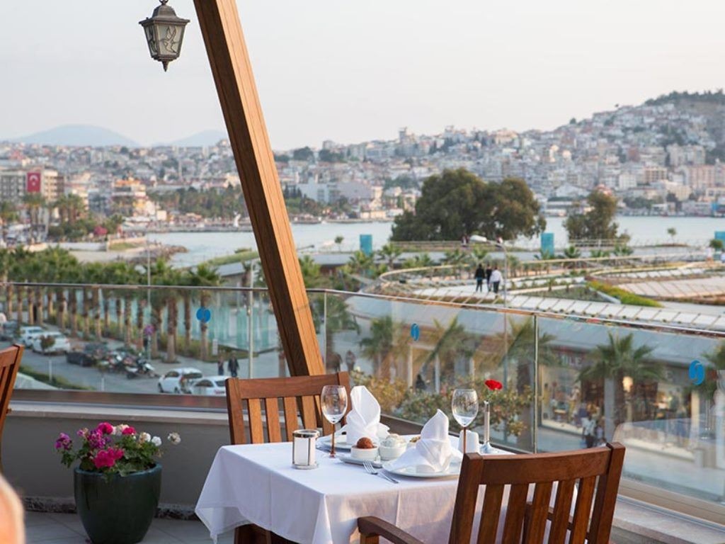 restaurants-alacarte-restaurant-with-the-marina-view