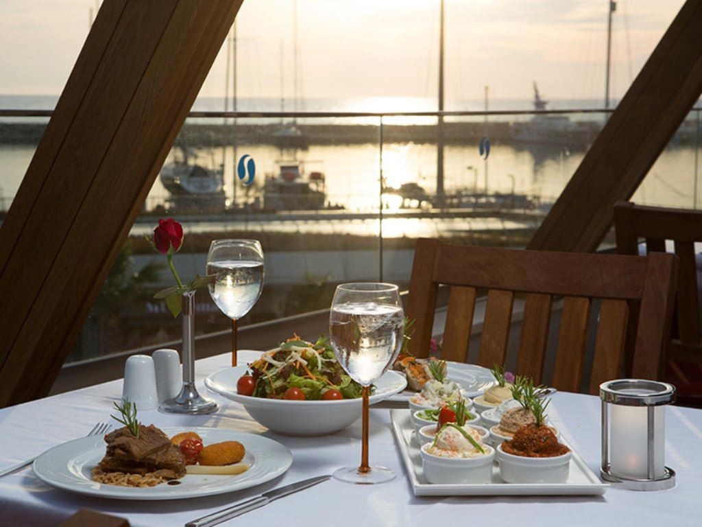 restaurants-alacarte-restaurant-with-the-marina-view