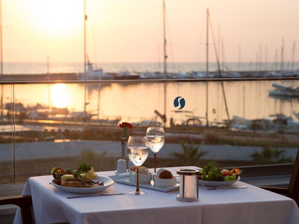 restaurants-alacarte-restaurant-with-the-marina-view