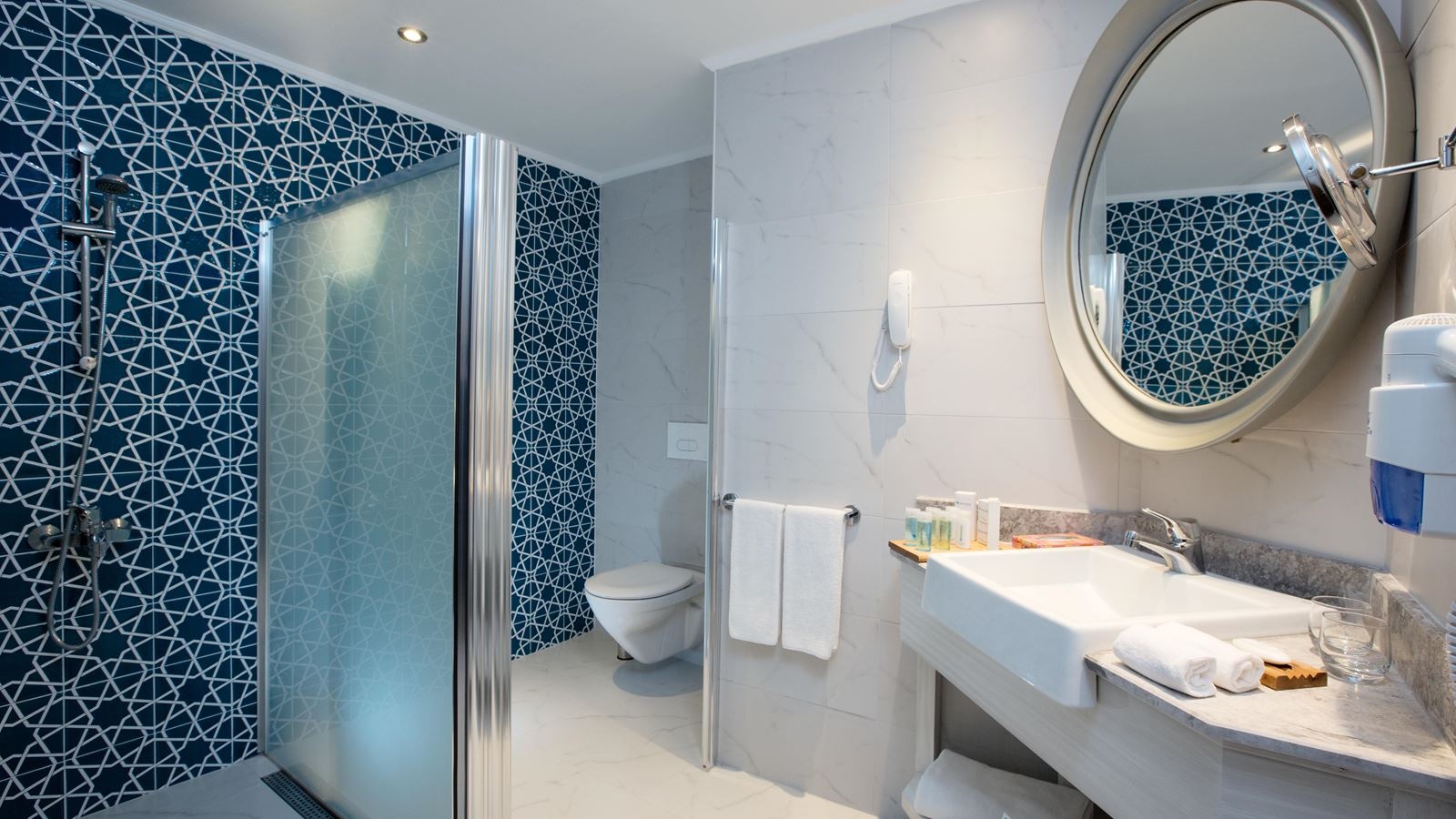 rooms-suite-pool-view