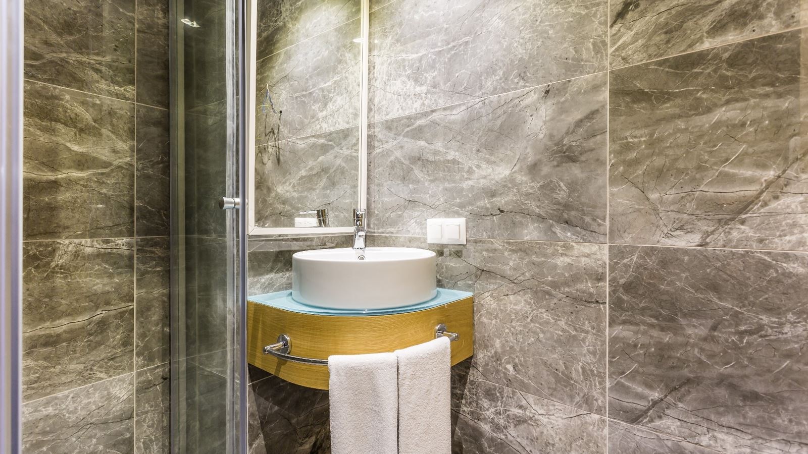 rooms-aska-river-side-anex-building-standart-land-view-room--french-balcony