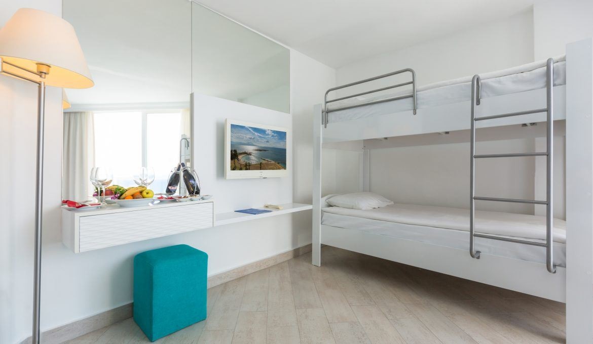rooms-bunkbed-room-seaview-with-balcony