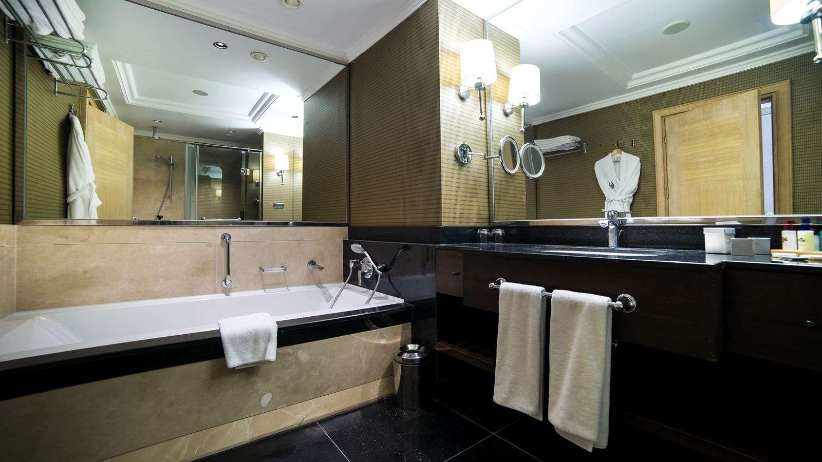 rooms-deluxe-land-view