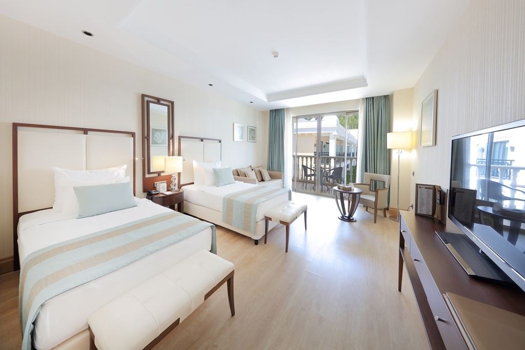 rooms-deluxe-side-sea-view