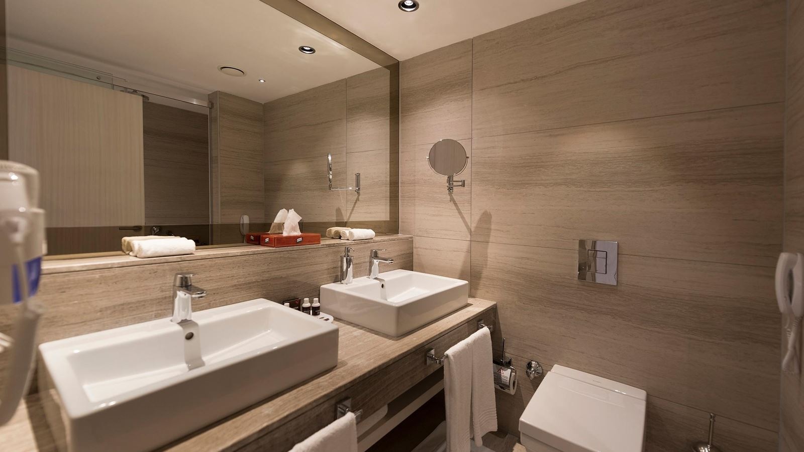 rooms-family-room-garden-view