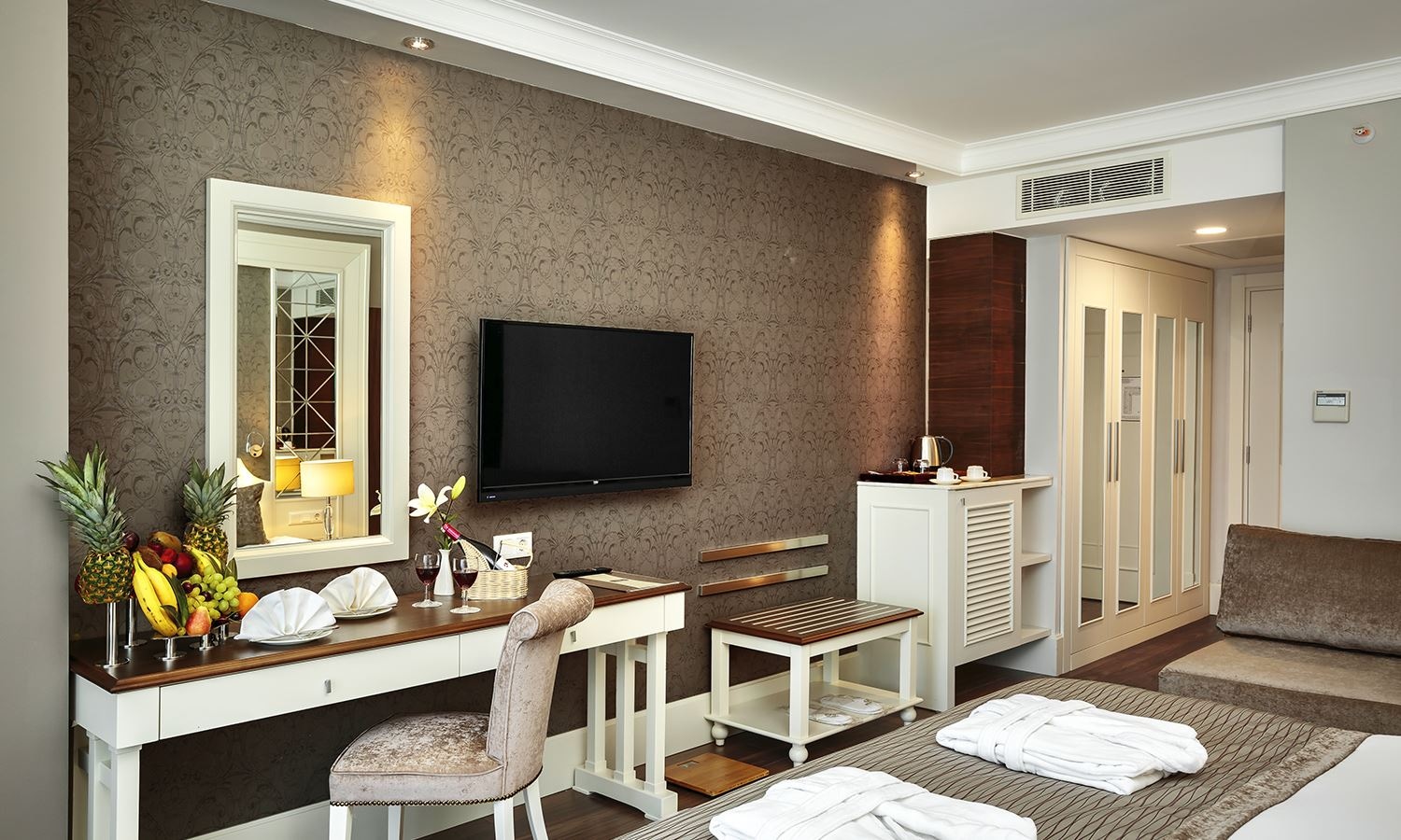 rooms-standard-land-view-with-balcony