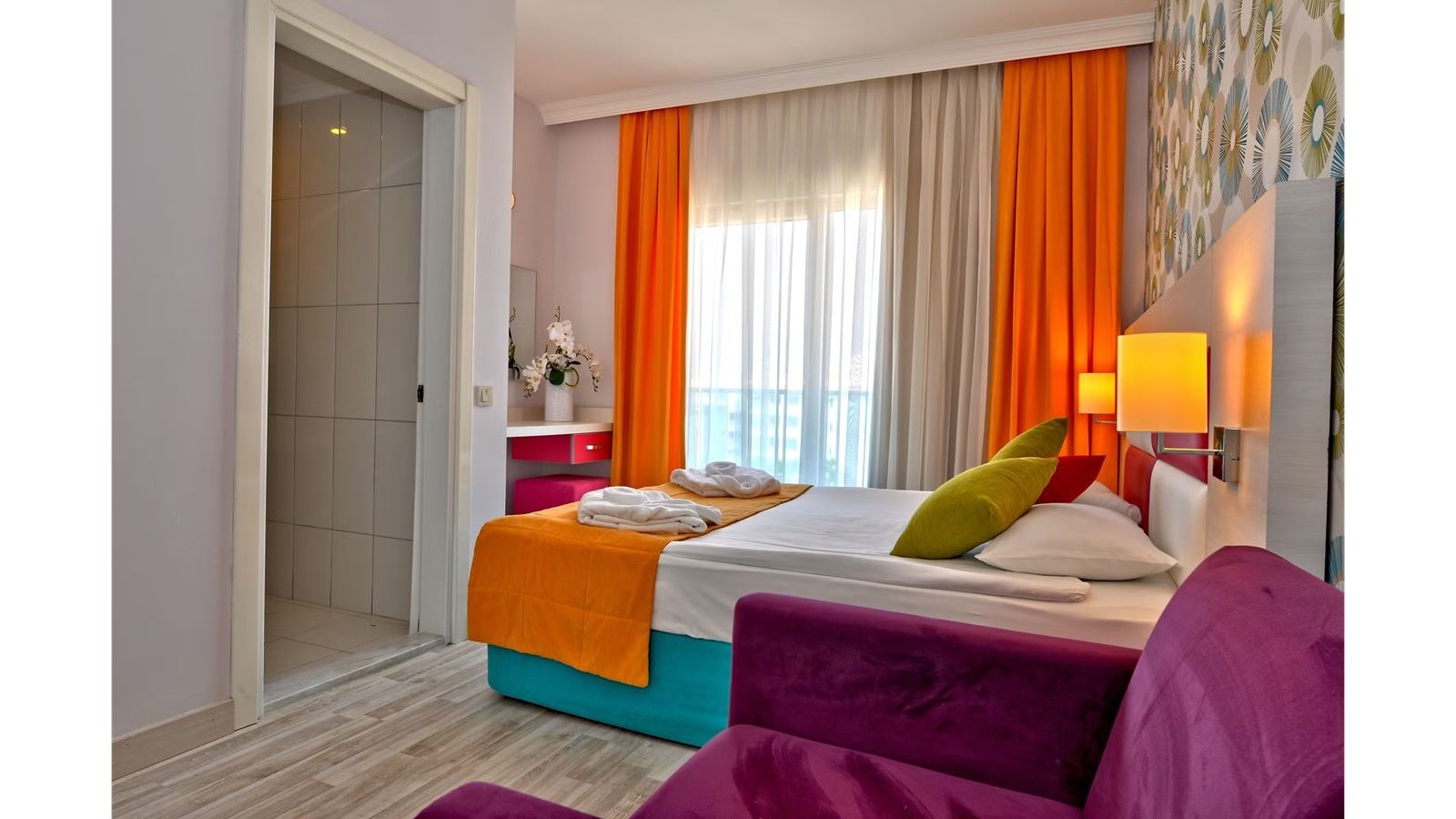 rooms-hotel-standard-room-with-french-balcony