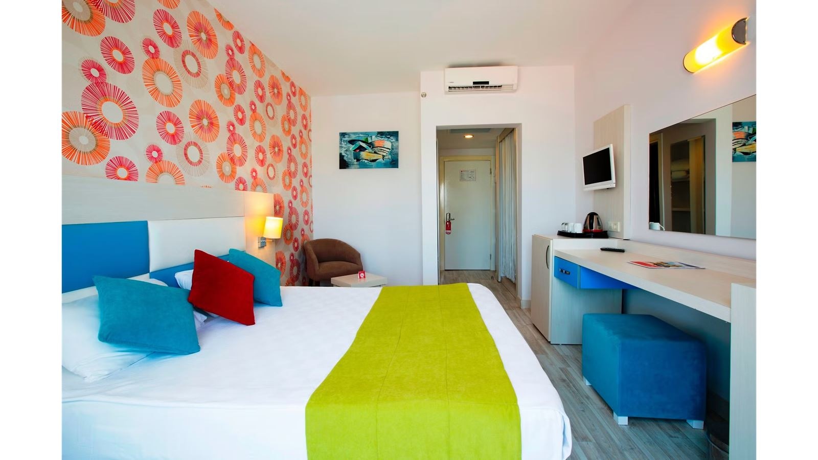 rooms-standard-pool-view-with-french-balcony