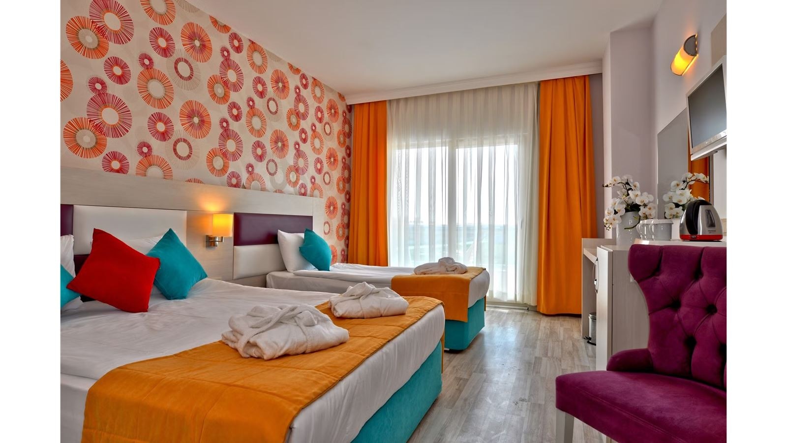 rooms-standard-pool-view-with-french-balcony