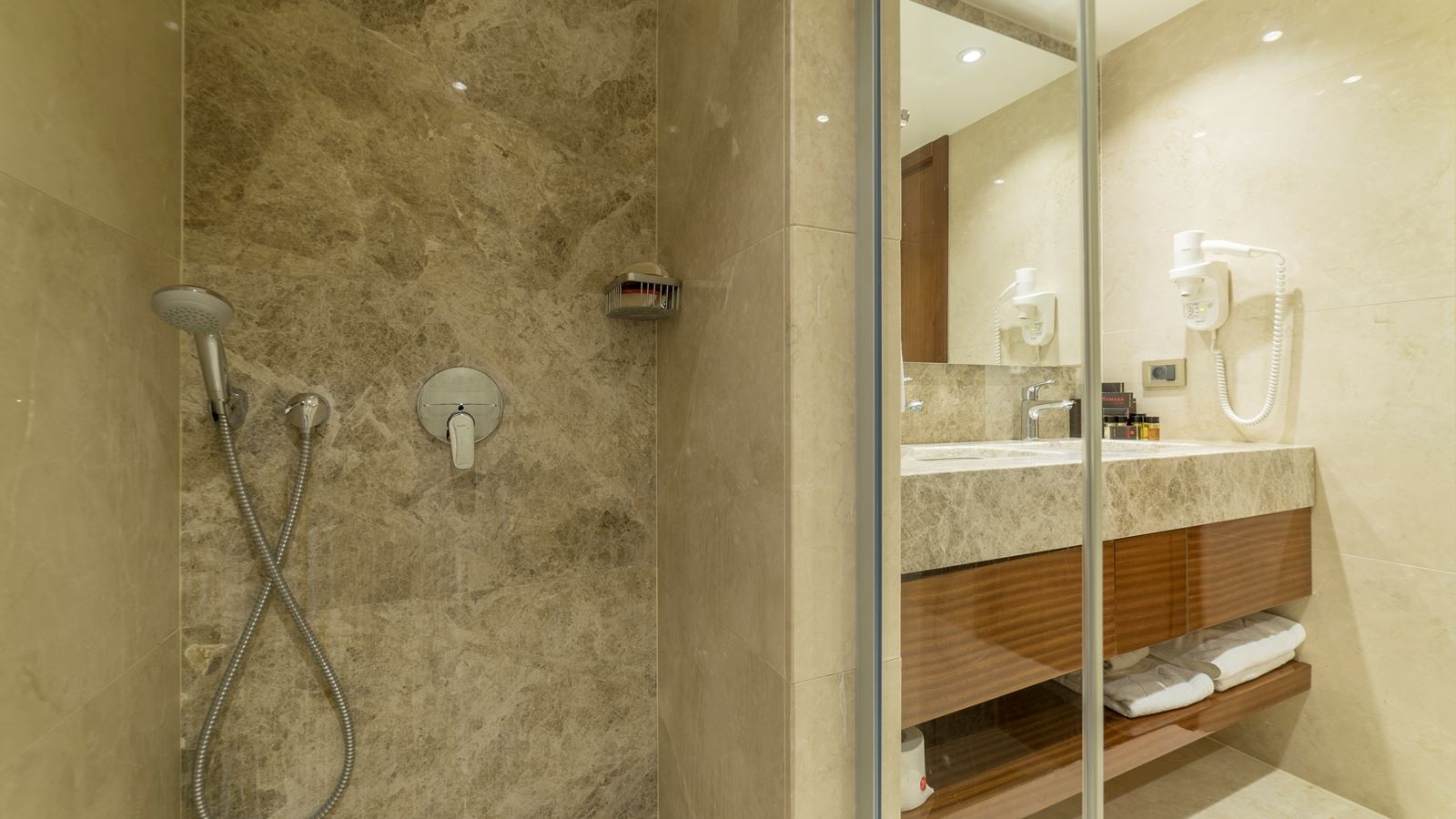 rooms-superior-room-side-sea-view