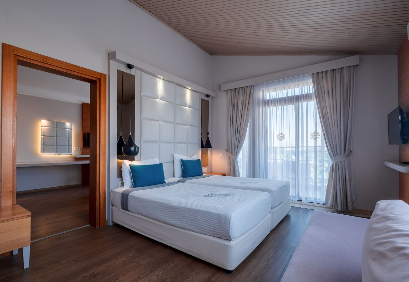 rooms-family-room-land