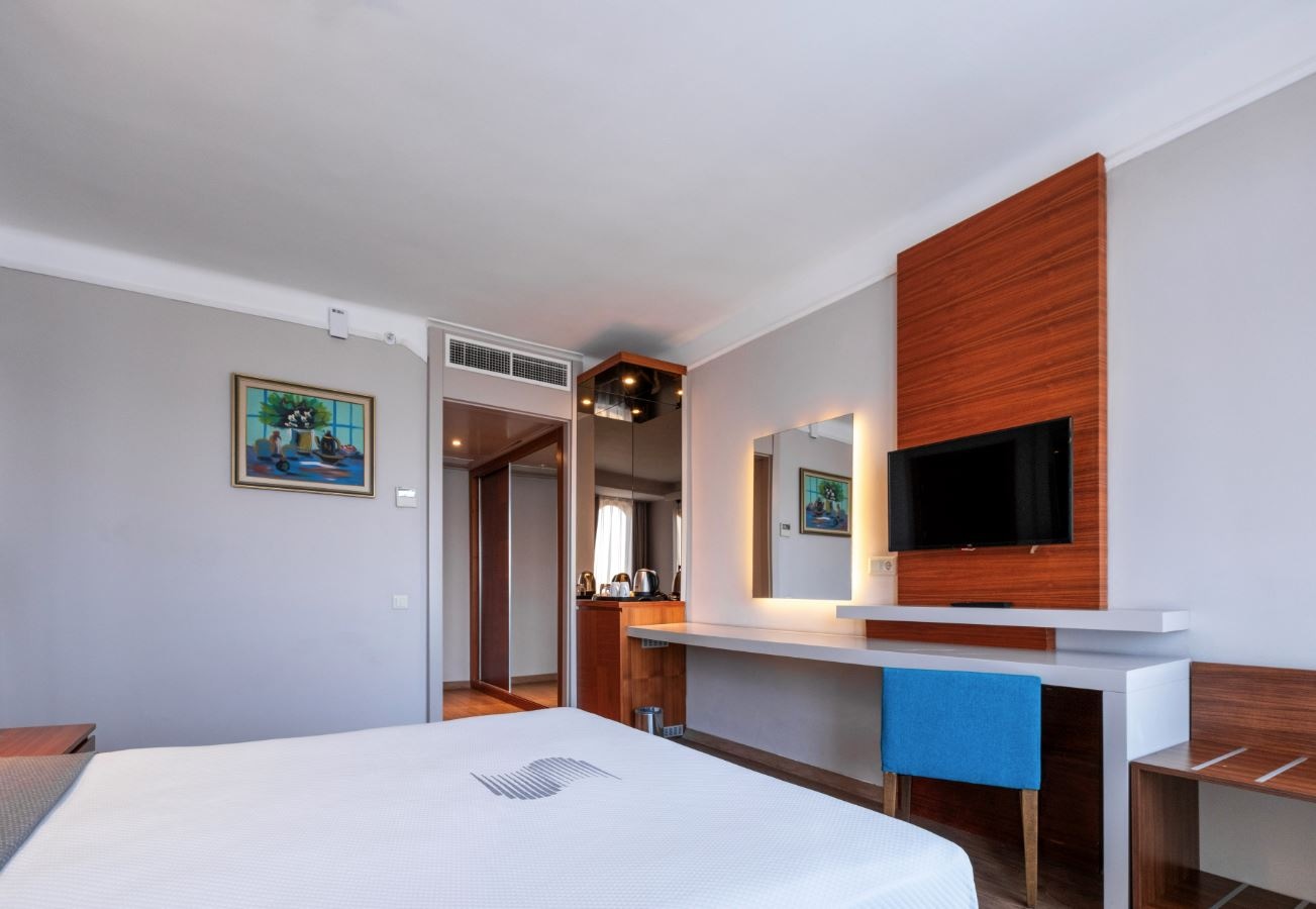 rooms-family-room-land