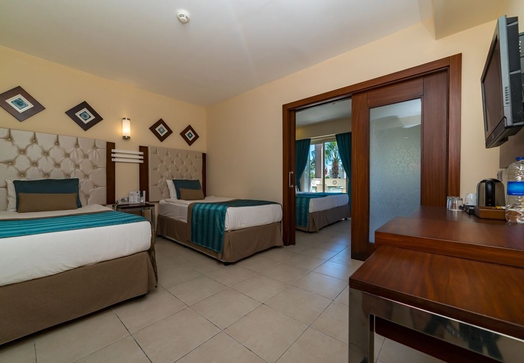 rooms-family-room-2+2