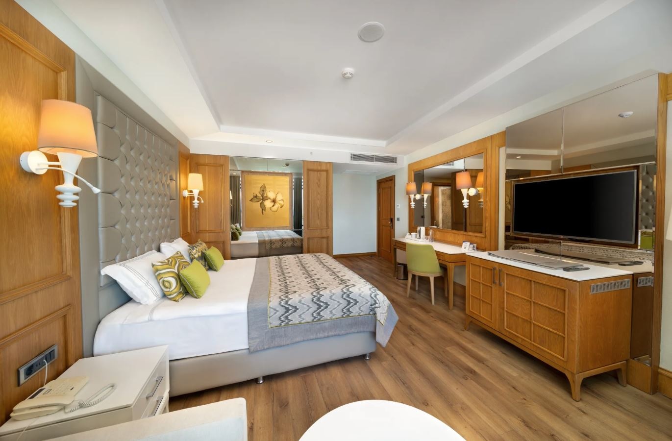 rooms-suite-room-landgolf-view