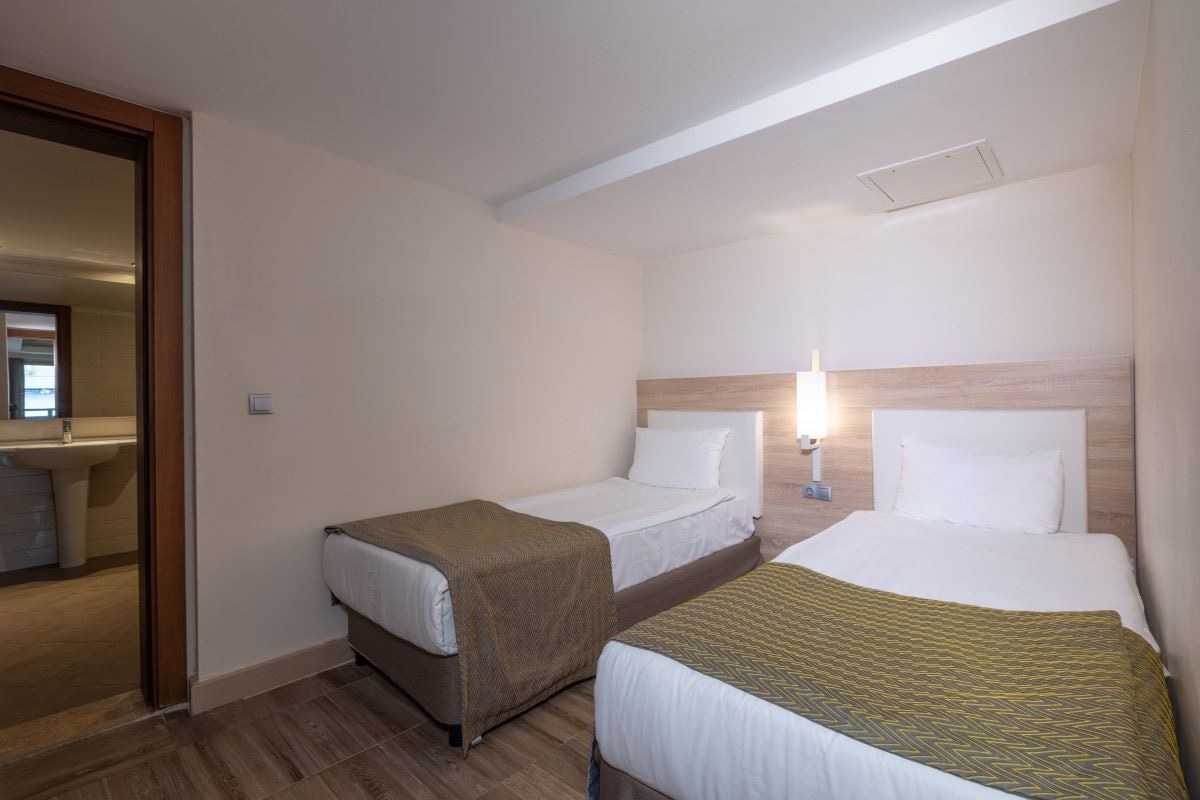 rooms-pool-family-room