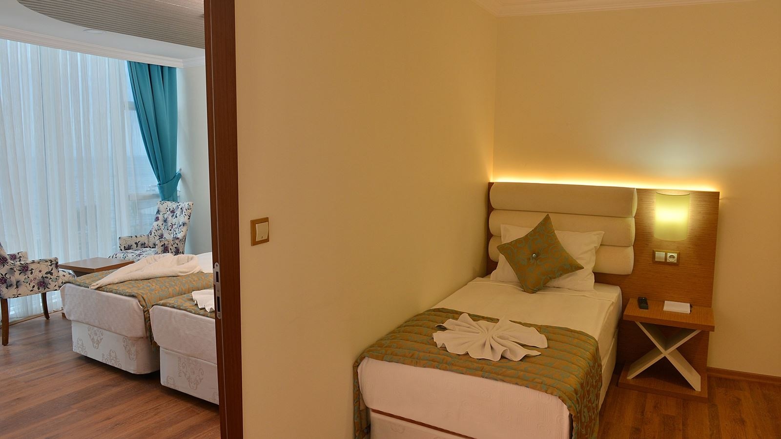 rooms-family-room-1-bedroom-balcony-or-terrace