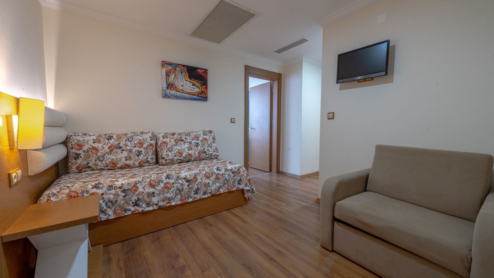 rooms-family-room-1-bedroom-balcony-or-terrace