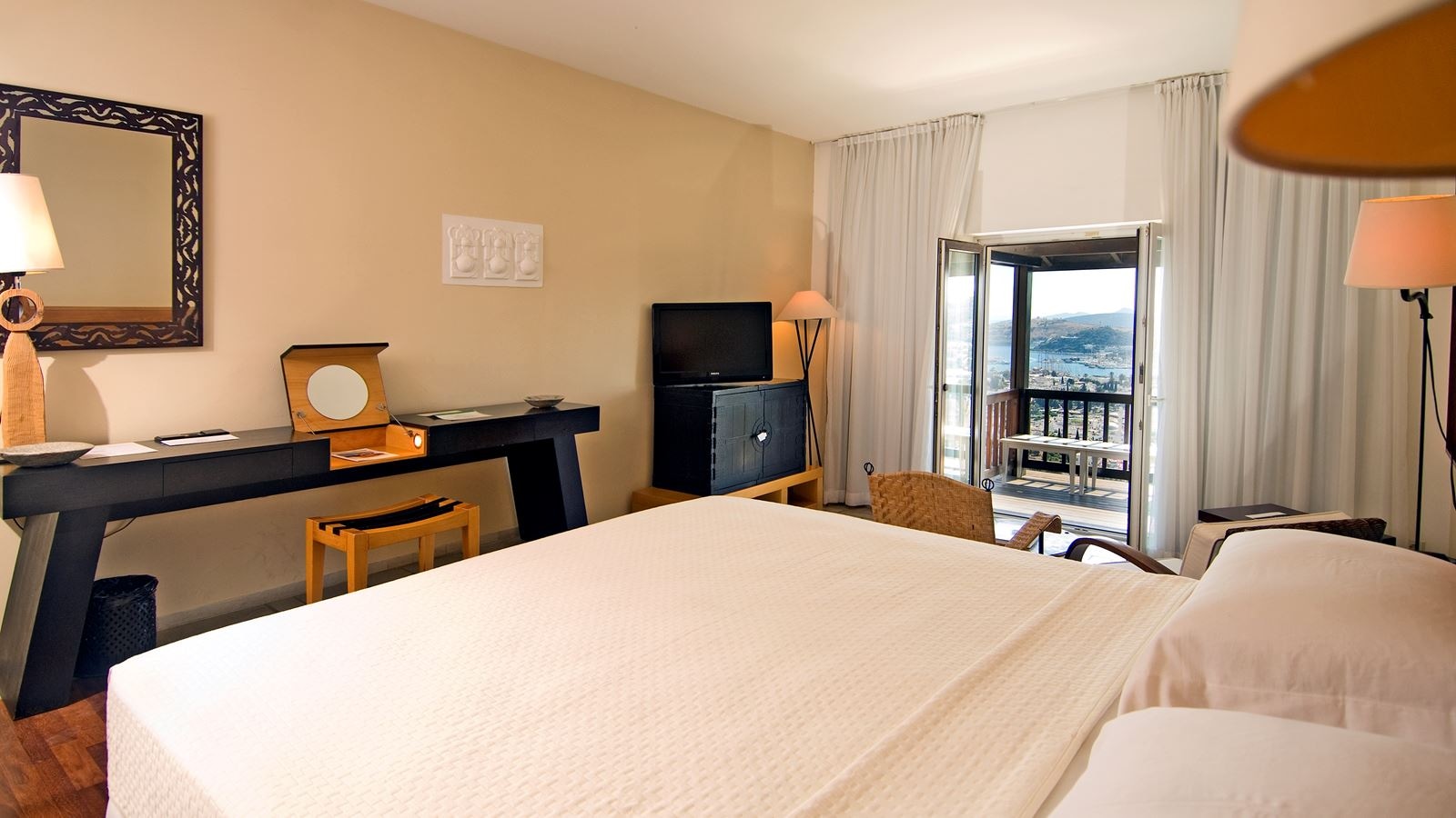 rooms-luxury-sea-view-room