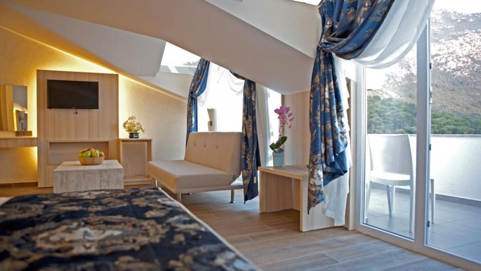 rooms-deluxe-jacuzzi-room