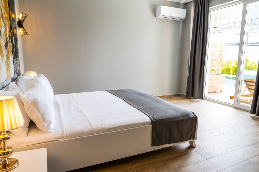 rooms-swim-up-room-pool-view