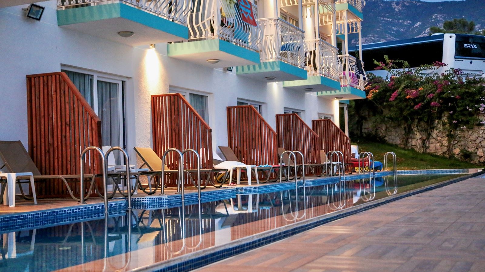 rooms-swim-up-room-pool-view