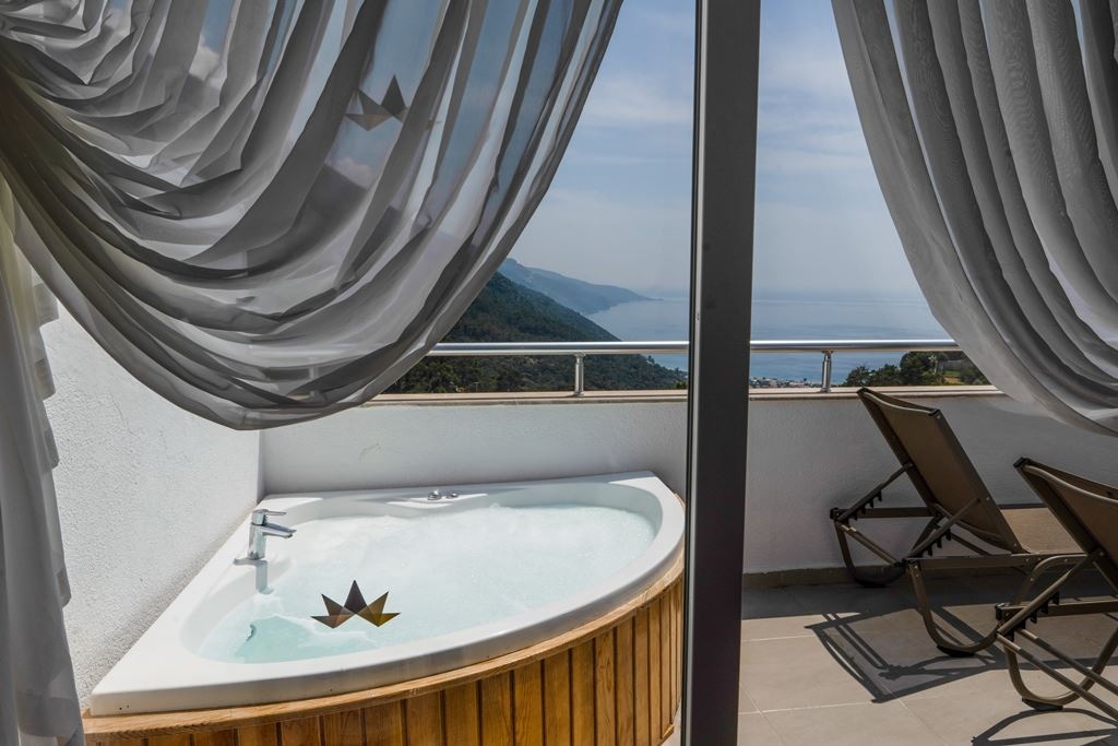 rooms-deluxe-jacuzzi-room