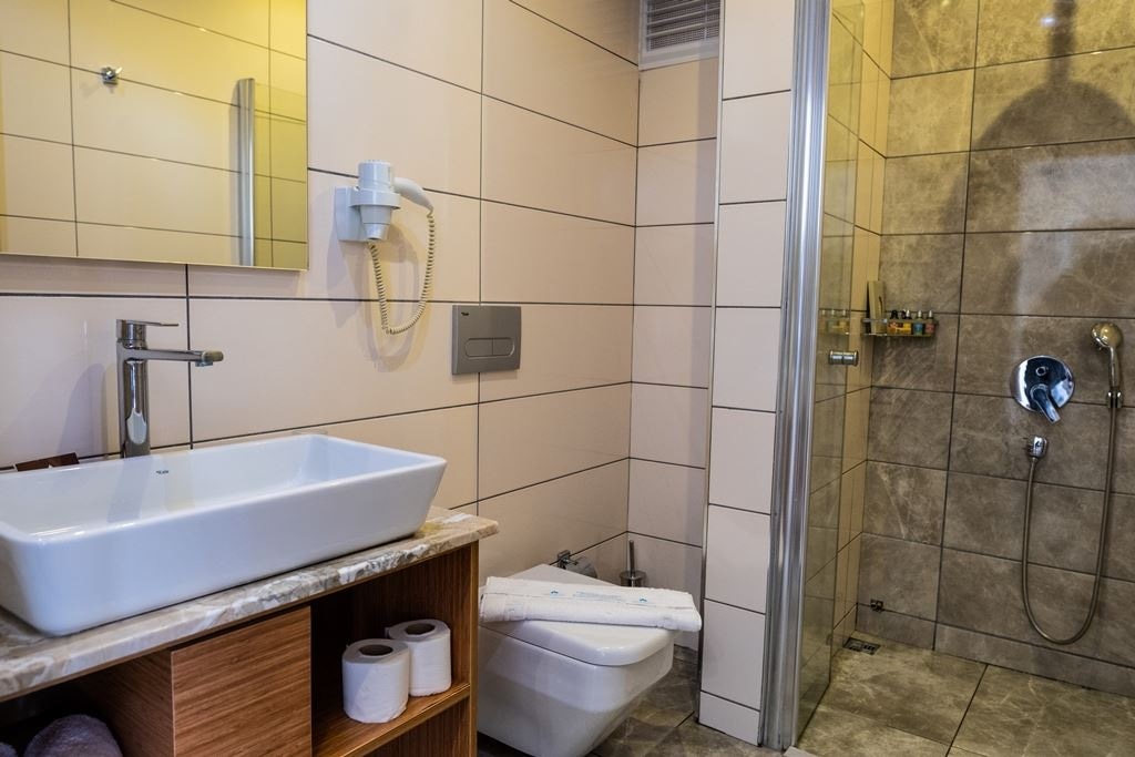 rooms-deluxe-jacuzzi-room