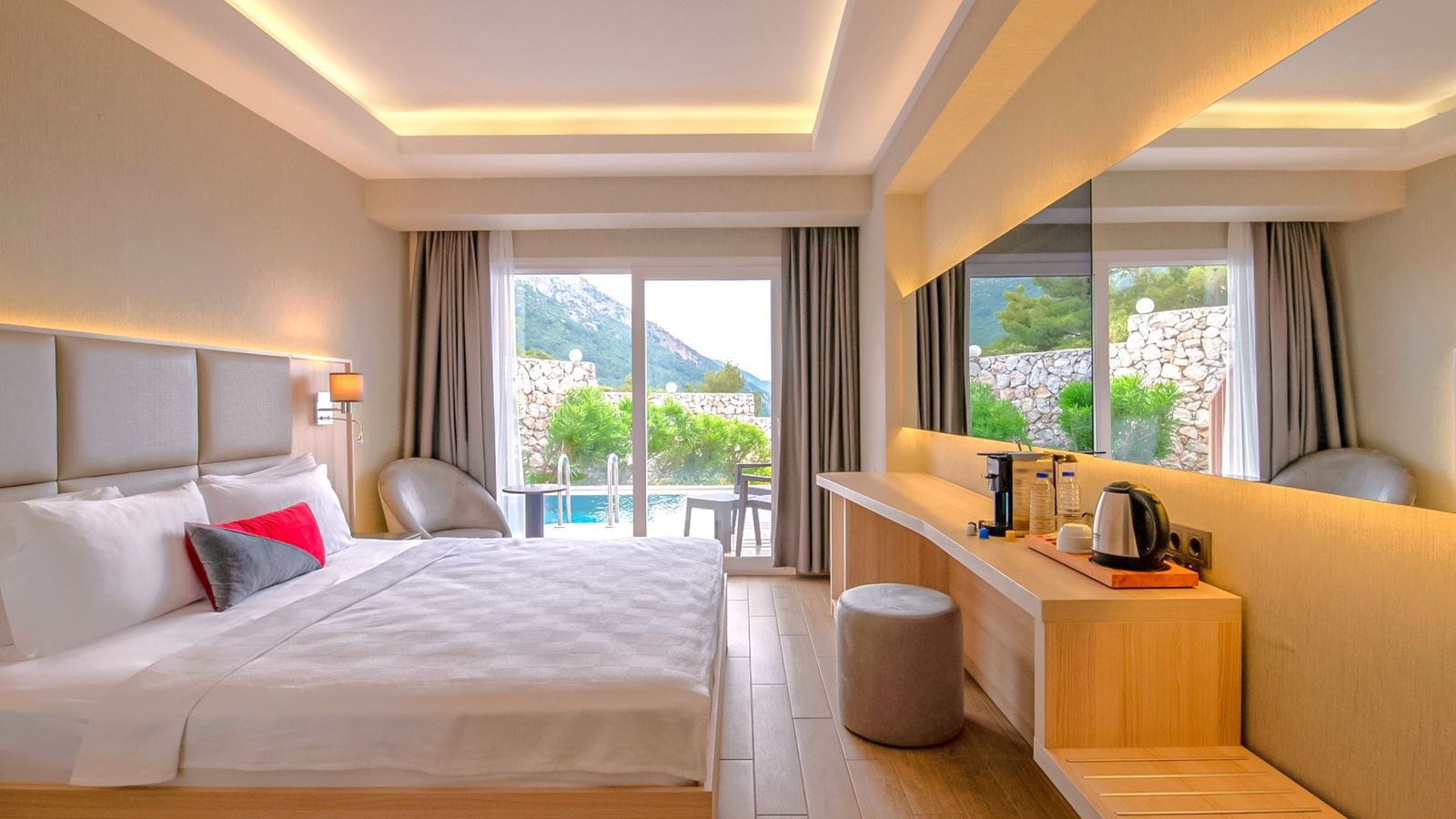 rooms-swim-up-room-pool-view