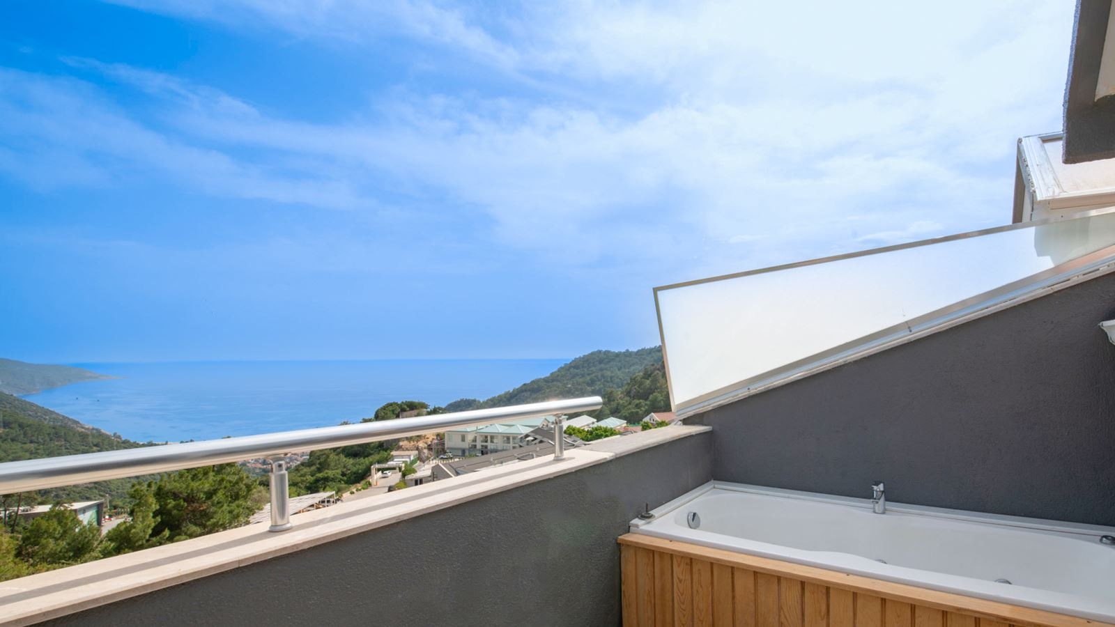 rooms-deluxe-jacuzzi-room