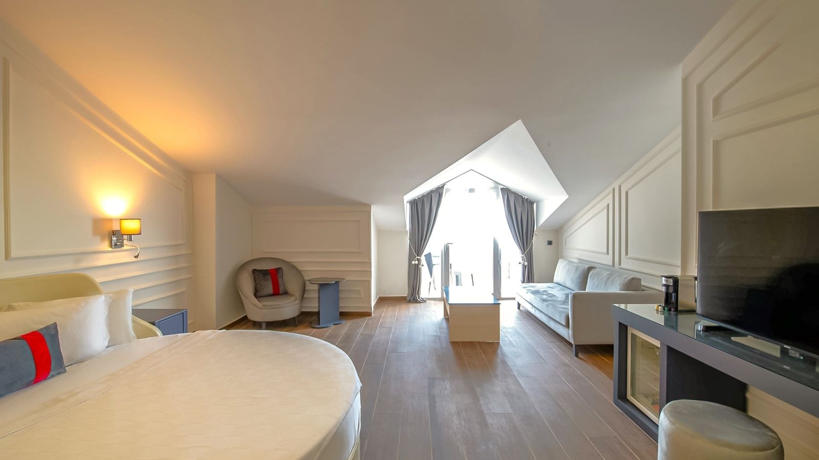 rooms-deluxe-jacuzzi-room