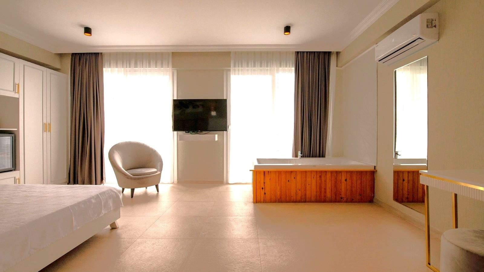 rooms-deluxe-jacuzzi-room