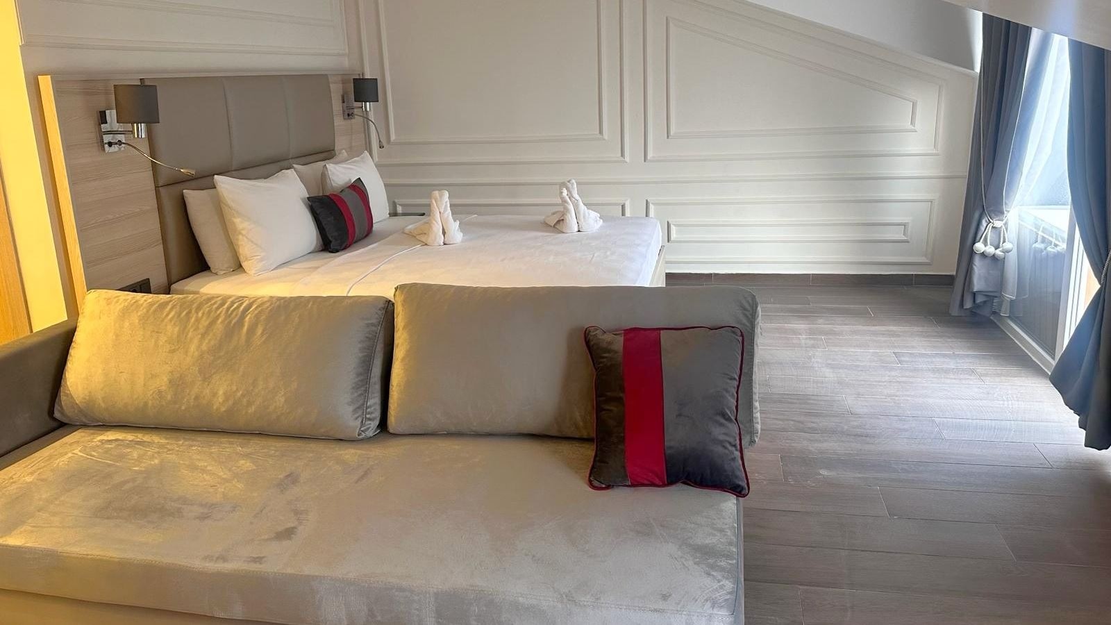 rooms-deluxe-jacuzzi-room