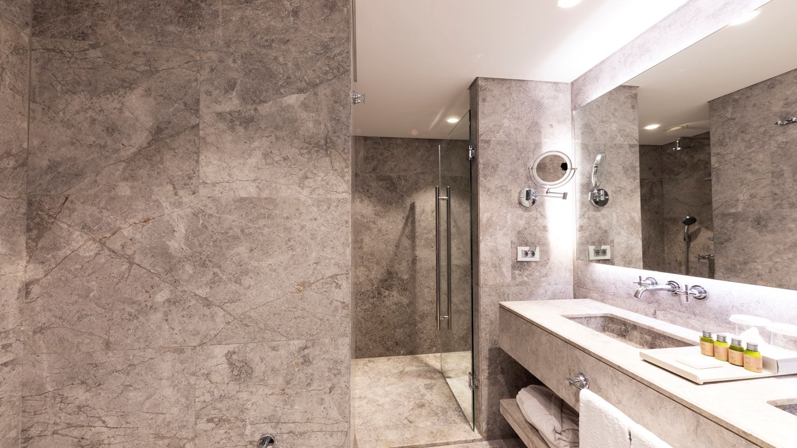 rooms-suite-sea-view-room