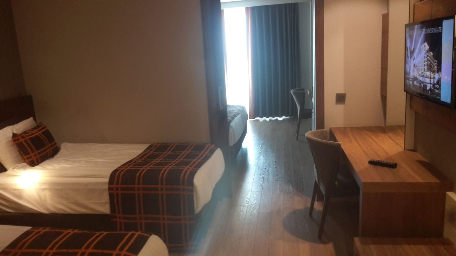 rooms-family-room-land-view