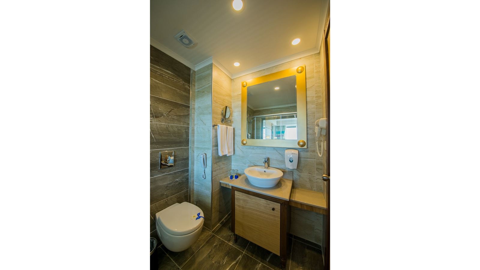 rooms-family-room-1-bathroom-with-balcony