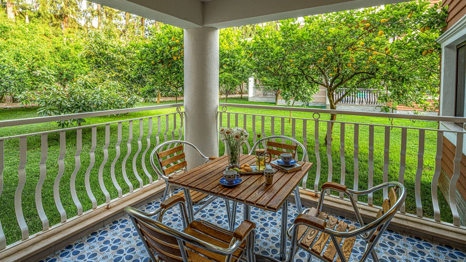 rooms-garden-family-robbits-concept