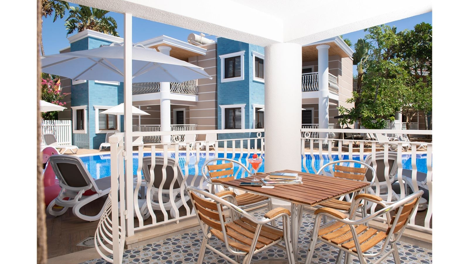 rooms-lagoon-family-rabbits-concept-couple--ladies-only