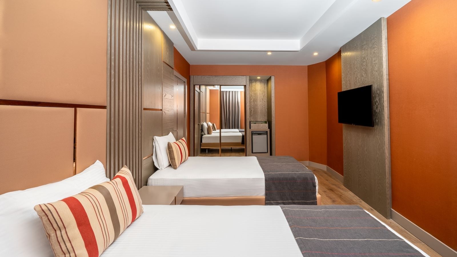 rooms-family-room-land-view