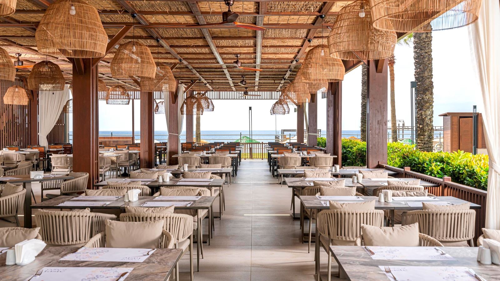 restaurants-daphne-ana-restaurant-buffet