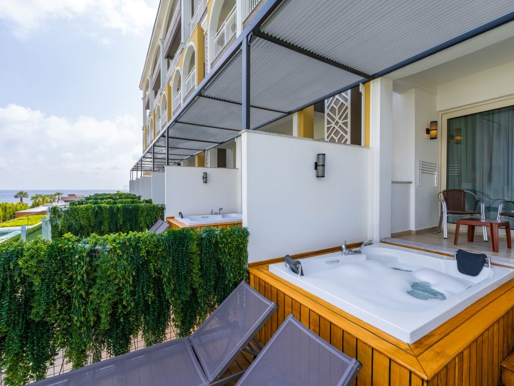 rooms-jacuzzi-terrace-side-sea-view