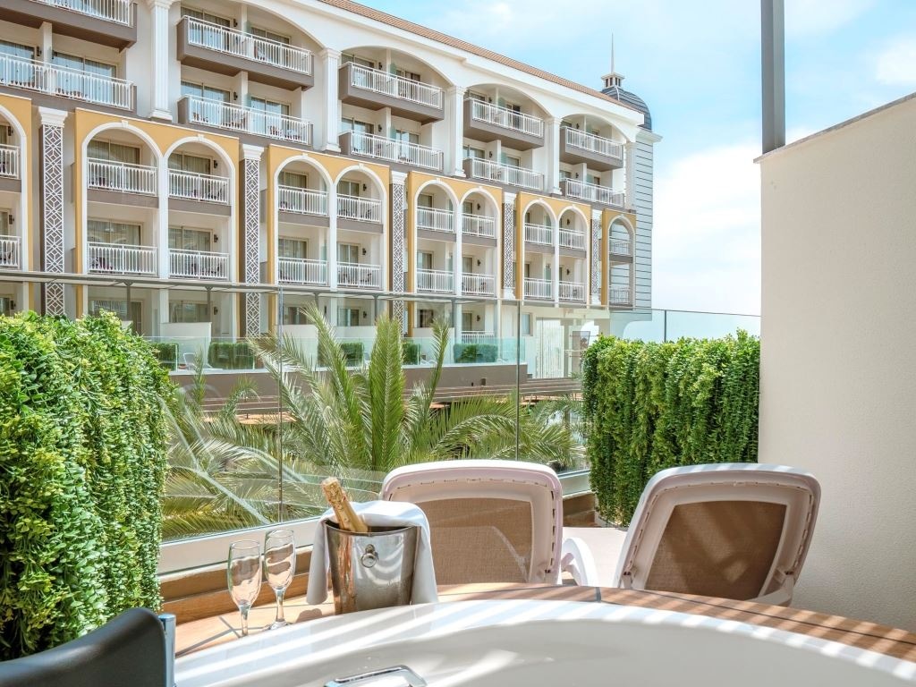 rooms-jacuzzi-terrace-sea-view